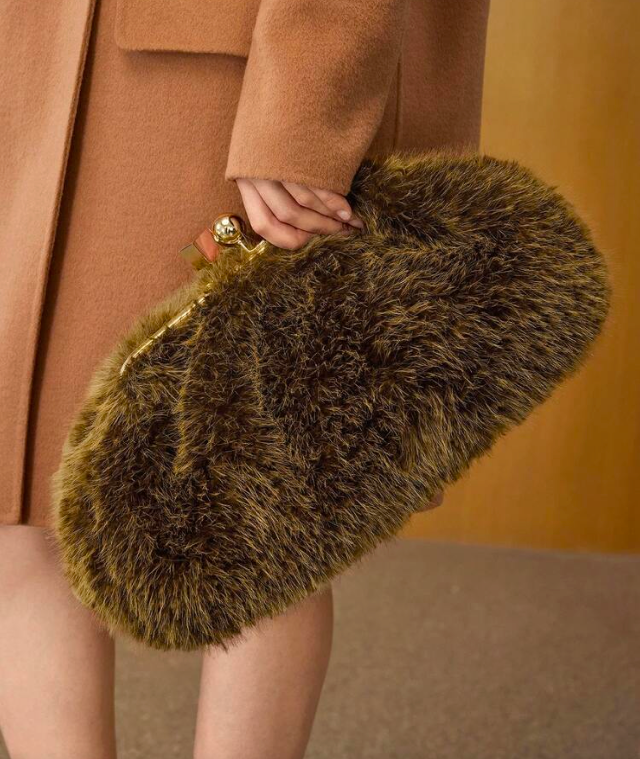 Omari Kisslock Clutch